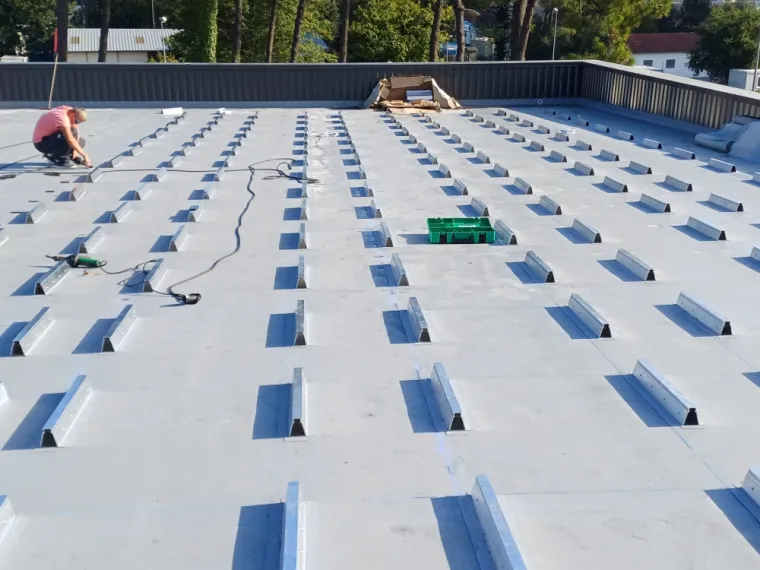 Mise en place de plots pour panneaux photovoltaïques sur toiture terrasse à Benesse Maremne