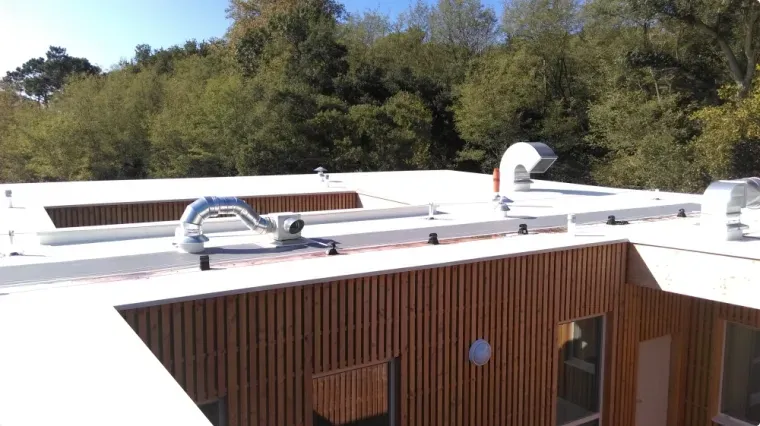 Réalisation d'une étanchéité de toiture plate par membrane PVC au collège de Boucau, Bayonne, GD Étanchéité
