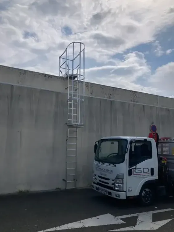 Installation d'une échelle à crinoline sur la gare SNCF de Dax , Bayonne, GD Étanchéité