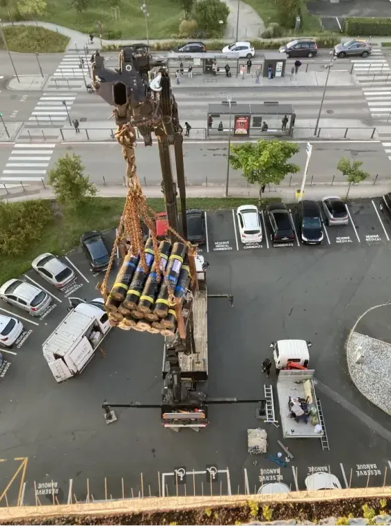 Approvisionnement de matériaux sur un immeuble de grande hauteur sur Anglet , Bayonne, GD Étanchéité