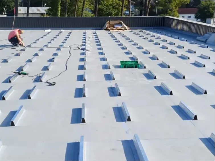 Mise en place de plots pour panneaux photovoltaïques sur toiture terrasse à Benesse Maremne, Bayonne, GD Étanchéité