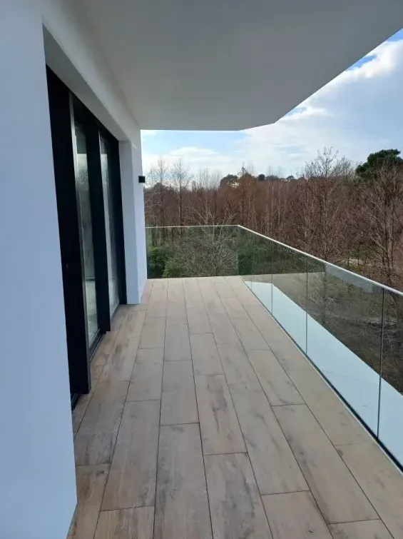Pose de dalles céramiques imitation parquet bois, sur une terrasse accessible à Mezos, Bayonne, GD Étanchéité