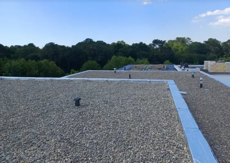Mise en place de potelets de sécurités et pose de protection gravillons sur toiture terrasse à Mezos, Bayonne, GD Étanchéité
