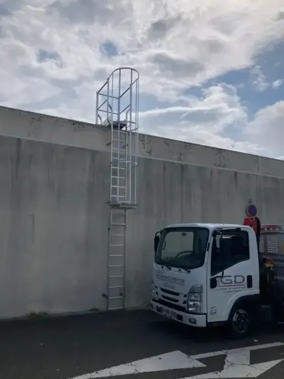 Installation d'une échelle à crinoline sur la gare SNCF de Dax , Bayonne, GD Étanchéité
