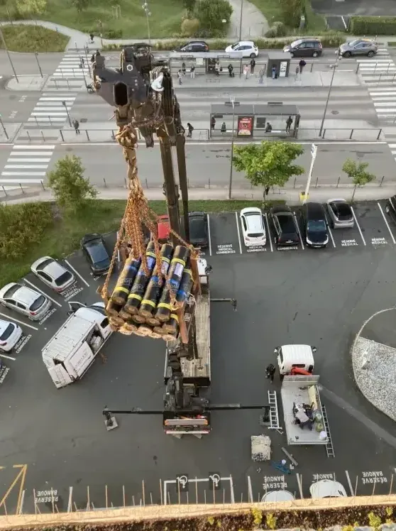 Approvisionnement de matériaux sur un immeuble de grande hauteur sur Anglet , Bayonne, GD Étanchéité