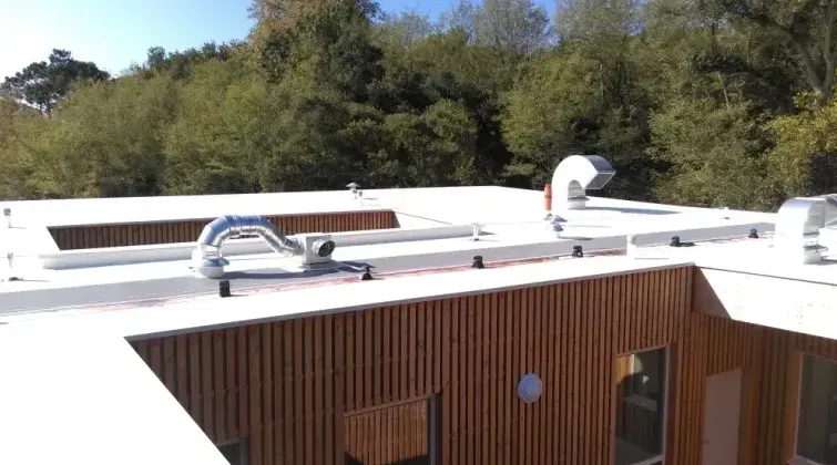 Réalisation d'une étanchéité de toiture plate par membrane PVC au collège de Boucau, Bayonne, GD Étanchéité