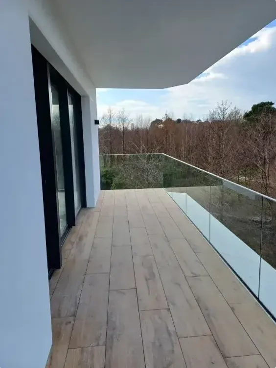 Pose de dalles céramiques imitation parquet bois, sur une terrasse accessible à Mezos, Bayonne, GD Étanchéité