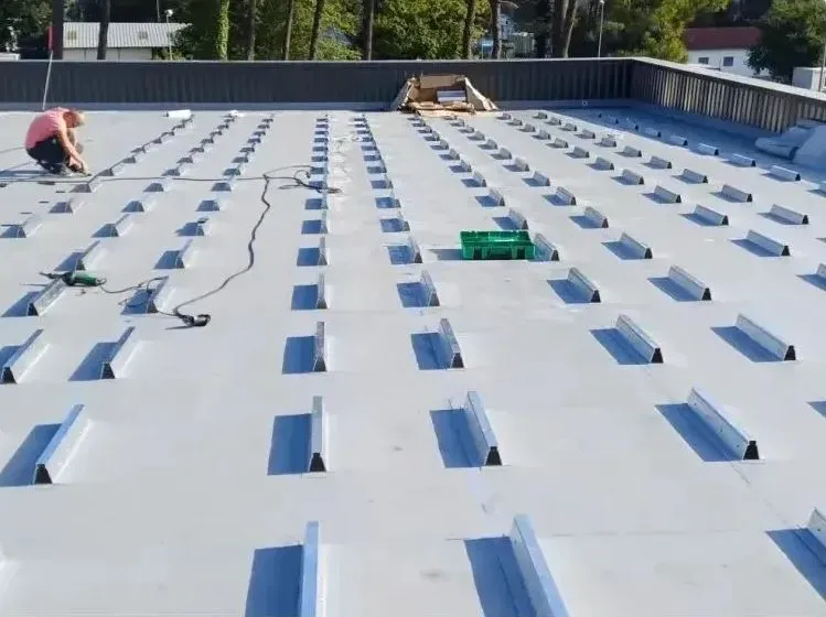 Mise en place de plots pour panneaux photovoltaïques sur toiture terrasse à Benesse Maremne, Bayonne, GD Étanchéité