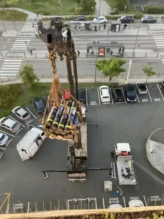 Approvisionnement de matériaux sur un immeuble de grande hauteur sur Anglet , Bayonne, GD Étanchéité