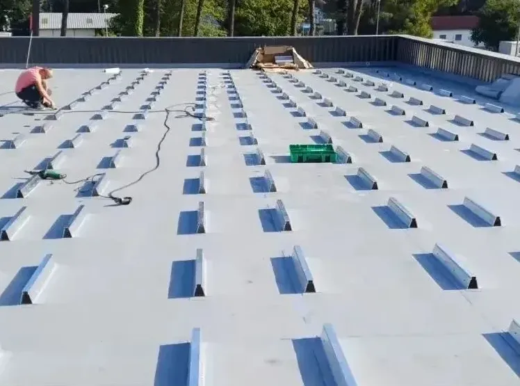 Mise en place de plots pour panneaux photovoltaïques sur toiture terrasse à Benesse Maremne, Bayonne, GD Étanchéité
