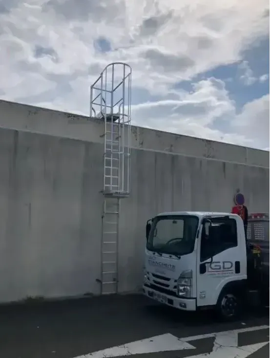 Installation d'une échelle à crinoline sur la gare SNCF de Dax , Bayonne, GD Étanchéité