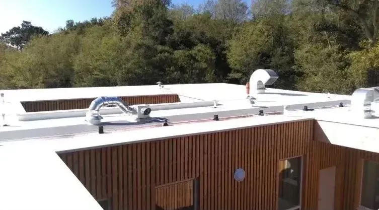 Réalisation d'une étanchéité de toiture plate par membrane PVC au collège de Boucau, Bayonne, GD Étanchéité