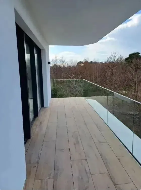 Pose de dalles céramiques imitation parquet bois, sur une terrasse accessible à Mezos, Bayonne, GD Étanchéité