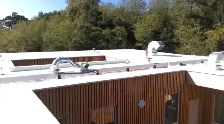 Réalisation d'une étanchéité de toiture plate par membrane PVC au collège de Boucau, Bayonne, GD Étanchéité