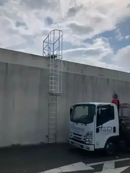 Installation d'une échelle à crinoline sur la gare SNCF de Dax, Bayonne, GD Étanchéité