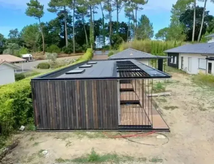 Réalisation d'une étanchéité de toiture terrasse design d'un pool house à Capbreton, Bayonne, GD Étanchéité