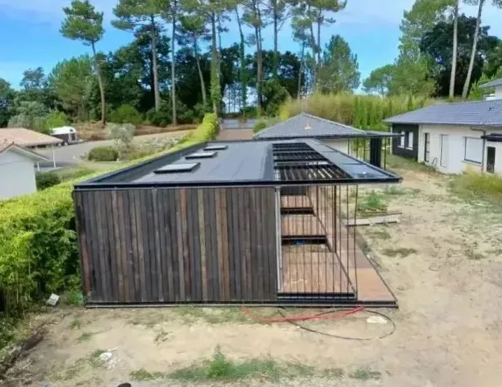 Réalisation d'une étanchéité de toiture terrasse design d'un pool house à Capbreton, Bayonne, GD Étanchéité