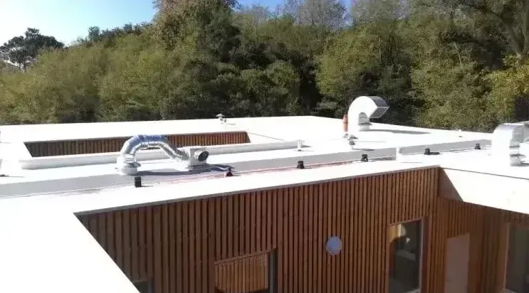 Réalisation d'une étanchéité de toiture plate par membrane PVC au collège de Boucau, Bayonne, GD Étanchéité