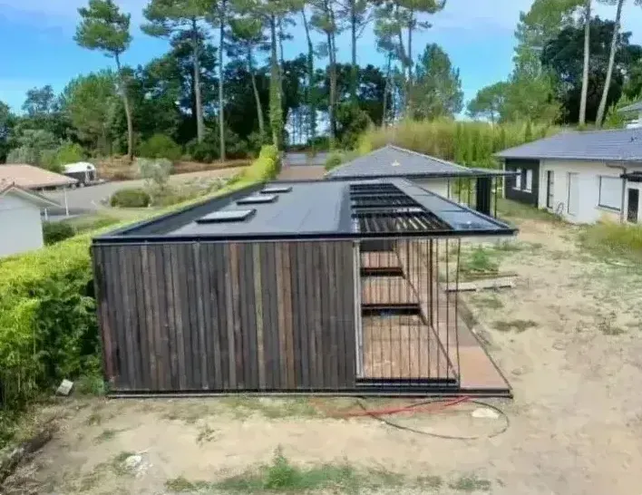 Réalisation d'une étanchéité de toiture terrasse design d'un pool house à Capbreton, Bayonne, GD Étanchéité