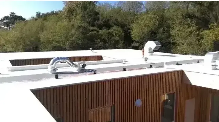 Réalisation d'une étanchéité de toiture plate par membrane PVC au collège de Boucau, Bayonne, GD Étanchéité
