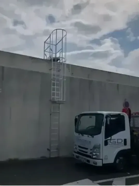 Installation d'une échelle à crinoline sur la gare SNCF de Dax, Bayonne, GD Étanchéité