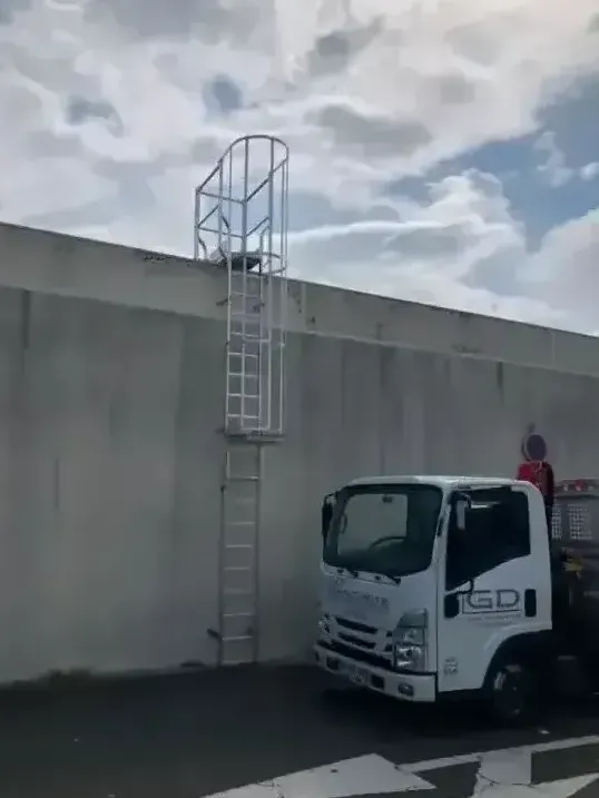 Installation d'une échelle à crinoline sur la gare SNCF de Dax, Bayonne, GD Étanchéité