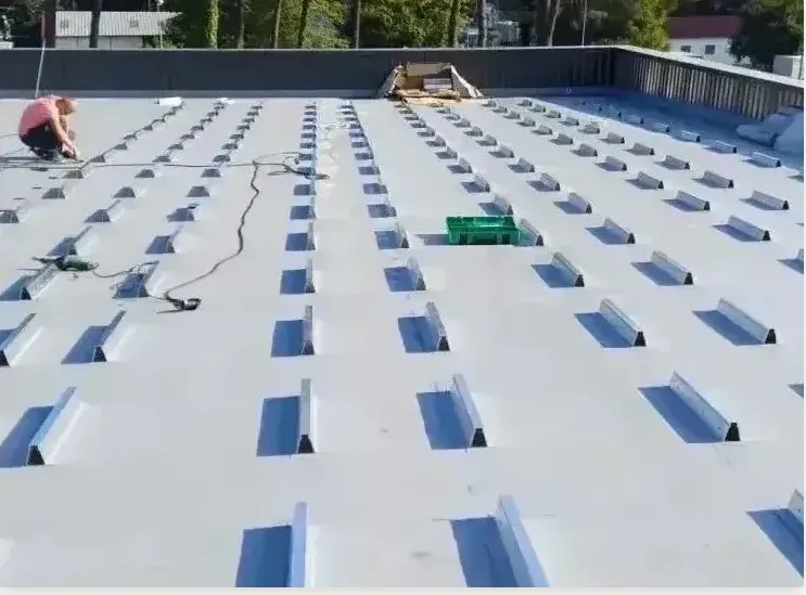 Mise en place de plots pour panneaux photovoltaïques sur toiture terrasse à Benesse Maremne, Bayonne, GD Étanchéité