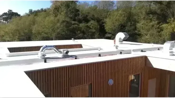 Réalisation d'une étanchéité de toiture plate par membrane PVC au collège de Boucau, Bayonne, GD Étanchéité