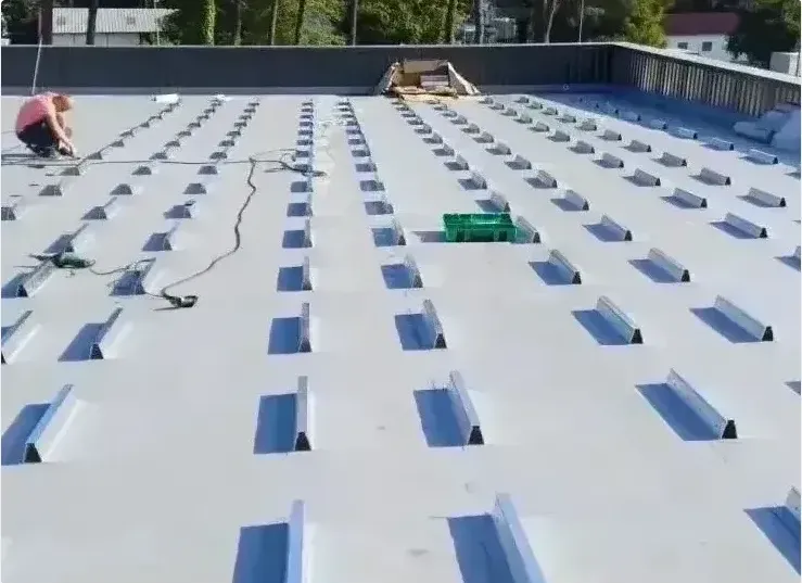 Mise en place de plots pour panneaux photovoltaïques sur toiture terrasse à Benesse Maremne, Bayonne, GD Étanchéité