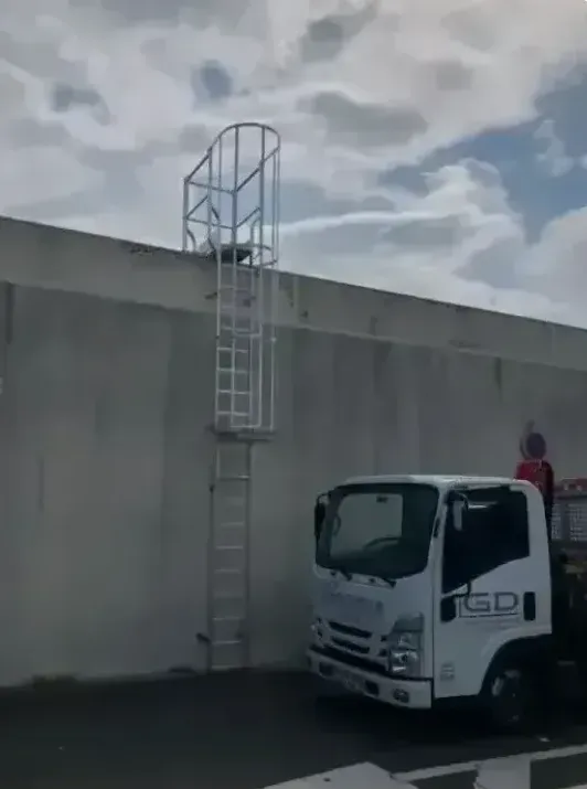 Installation d'une échelle à crinoline sur la gare SNCF de Dax, Bayonne, GD Étanchéité