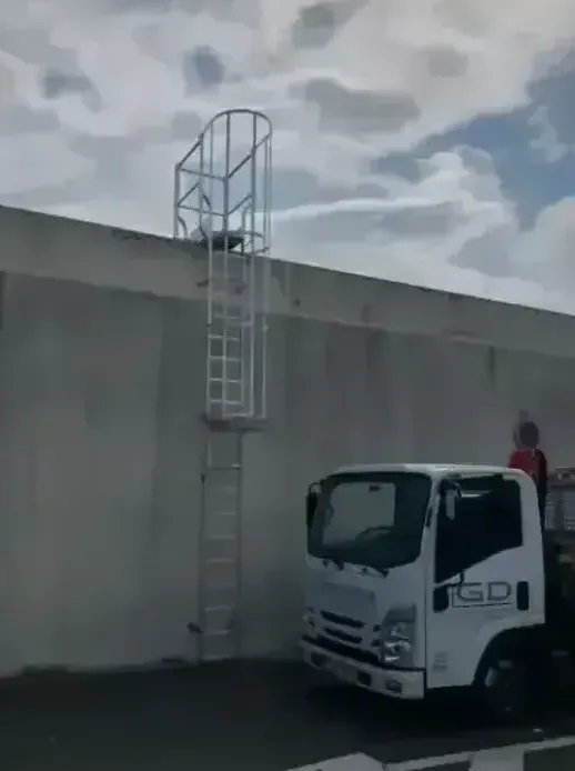 Installation d'une échelle à crinoline sur la gare SNCF de Dax, Bayonne, GD Étanchéité