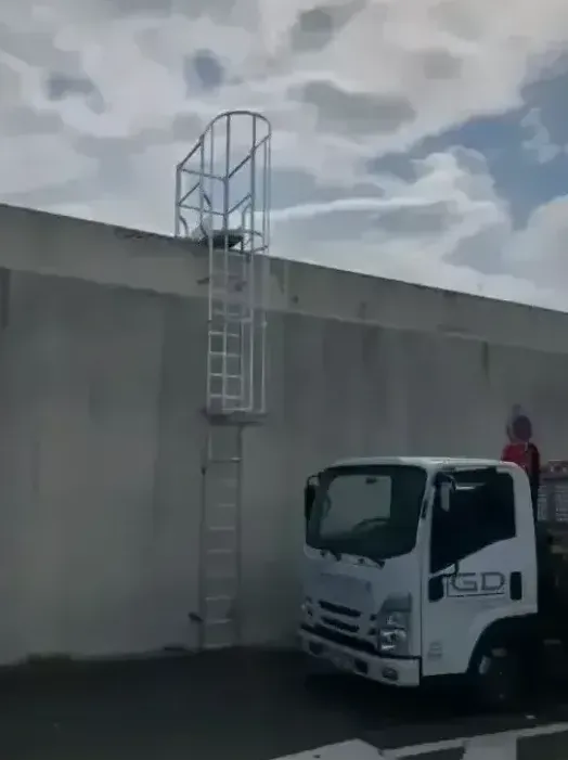Installation d'une échelle à crinoline sur la gare SNCF de Dax, Bayonne, GD Étanchéité
